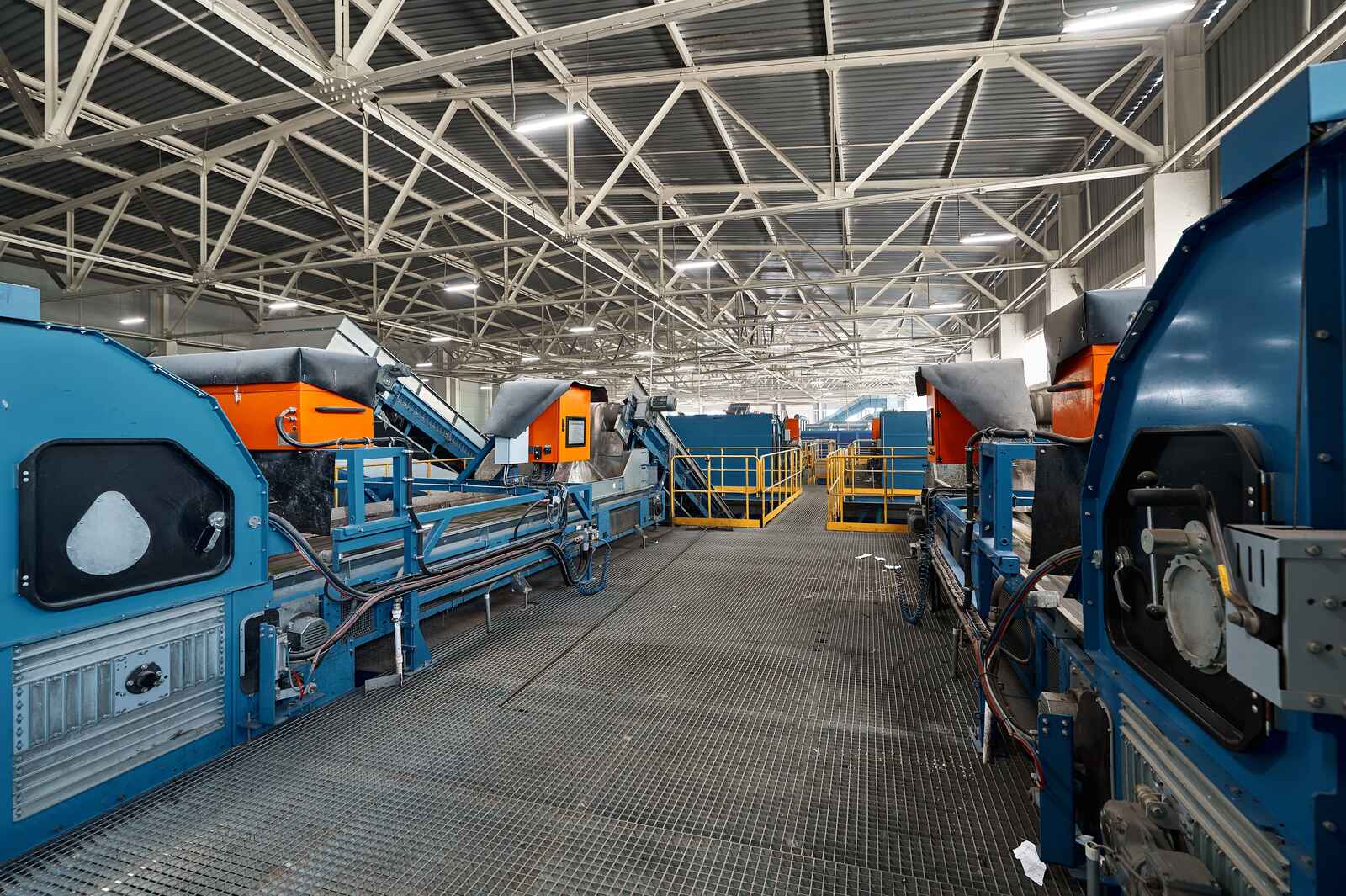 Posadzki przemysłowe w halach stalowych – rodzaje, obciążenia i najczęstsze błędy