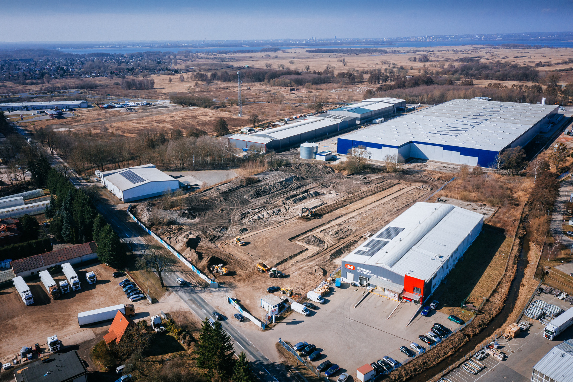 Dlaczego wiosna to najlepszy moment na projekt i budowę hali stalowej